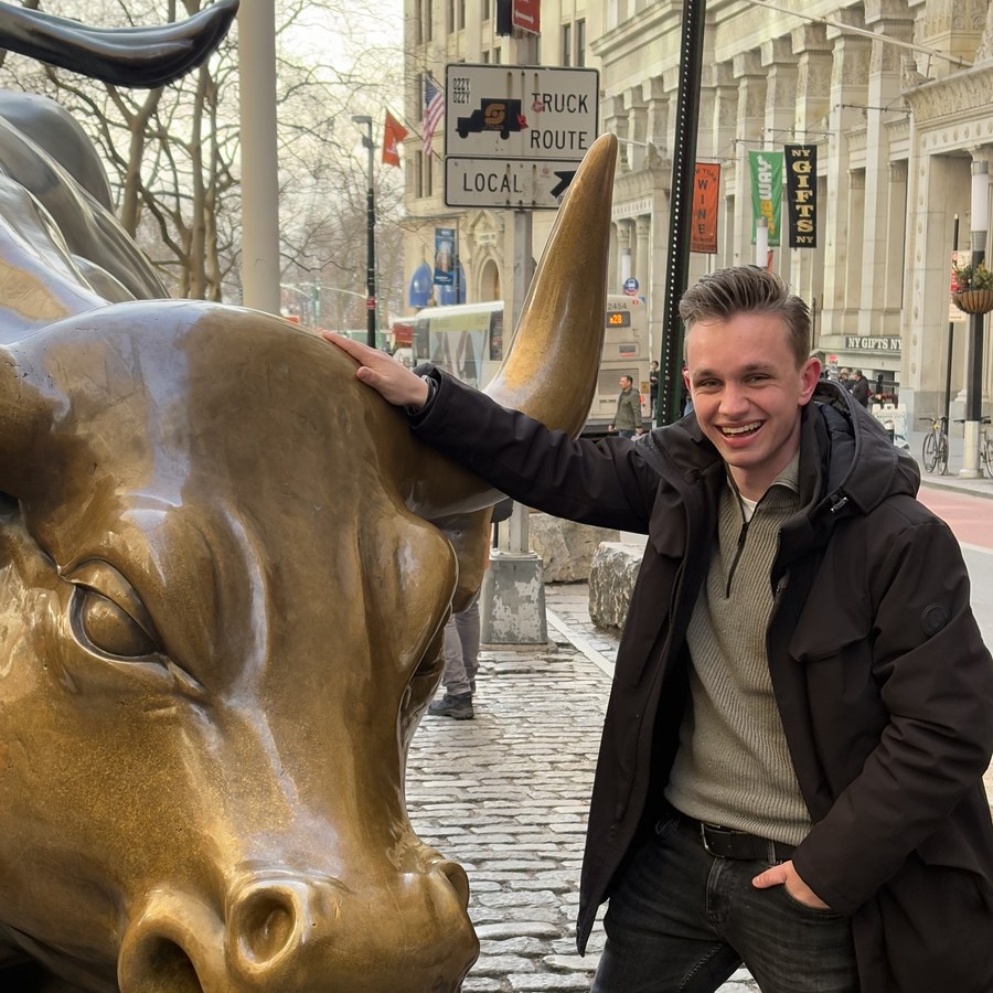 Bas de Haas bij de Charging Bull, Wall Street